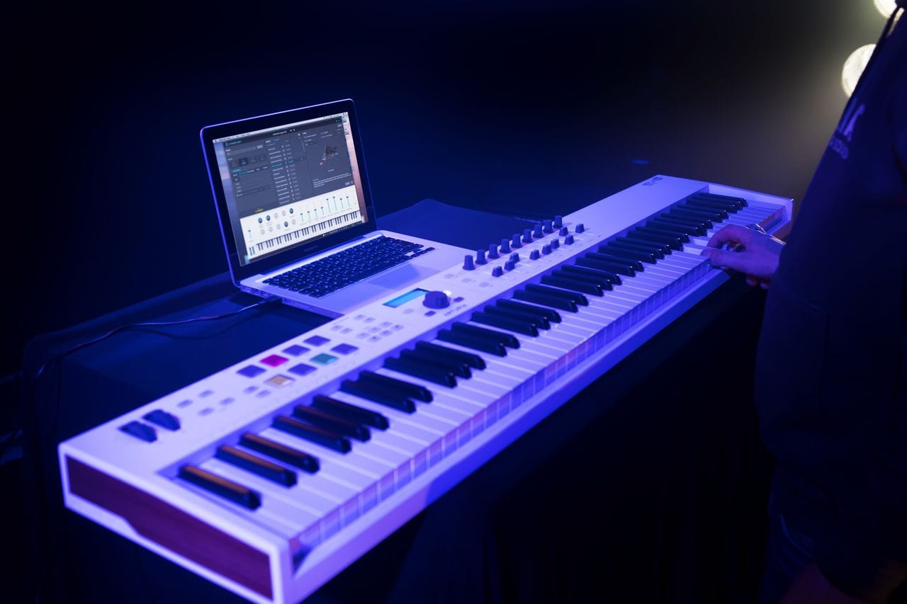 Omega Music  ARTURIA KeyLab Essential 88 Clavier maître